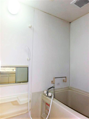 【浴室】 | プレミールⅡ | 清潔感のある浴室です♪ゆったりお風呂に浸かって一日の疲れもすっきりリフレッシュできますね☆