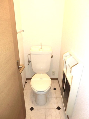 【トイレ】 | プレミールⅡ | 人気のバストイレ別です♪小物を置ける便利な棚やタオルハンガーも付いています☆