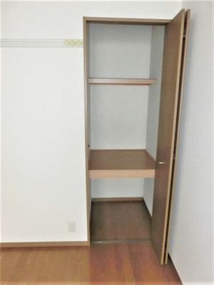 【収納】 | プレミールⅡ | 洋室5.8帖のお部屋にある収納スペースです！かさ張るお掃除用品などもすっきり収納できて便利☆