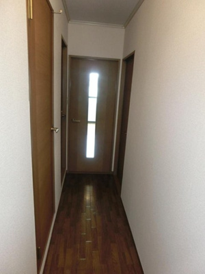 【玄関】 | プレミールⅡ | 玄関から室内への景観です！左手に洗面所・バスルーム・トイレ、正面にダイニングキッチンがあります☆