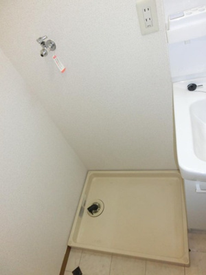 【設備】 | プレミールⅡ | 洗面所内、洗髪洗面化粧台横にある室内洗濯機置き場です♪防水パンが付いているので万が一の漏水にも安心です！