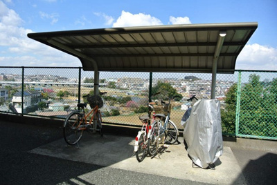 【その他共用部分】 | プレミールⅡ | 屋根付きの駐輪場があるので雨が降っても安心です☆荷物が重いときに自転車があれば助かりますね！