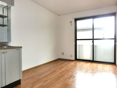 【居間・リビング】 | プレミールⅡ | 南東向きダイニングキッチン7.5帖☆バルコニーに繋がるお部屋です！椅子とテーブルを囲んで家族団欒の時間を過ごせます♪