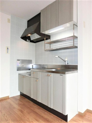 【キッチン】 | プレミールⅡ | ガスコンロ設置可能のキッチンです☆場所を取るお鍋やお皿もたっぷり収納できてお料理がはかどりますね！