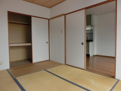 【和室】 | プレミールⅡ | 南東向き和室6帖☆押入れがあります♪寝具をすっきり収納できるので和室は寝室にもオススメ☆