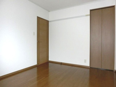 【寝室】 | プレミールⅡ | 洋室5.8帖☆収納スペースがあります！荷物を収納できてお部屋がすっきり片付きます☆壁にはピクチャーレールがあり、絵や写真が飾れます！