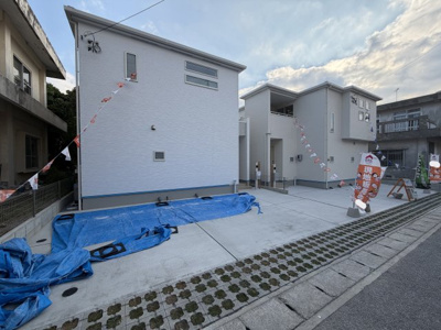 【外観】 | 浦添市前田（全2棟）ラスト2号棟 | 2号棟　並列駐車3台完備♪