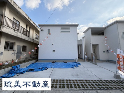 【外観】 | 浦添市前田（全2棟）ラスト2号棟 | 2号棟　並列駐車3台完備♪