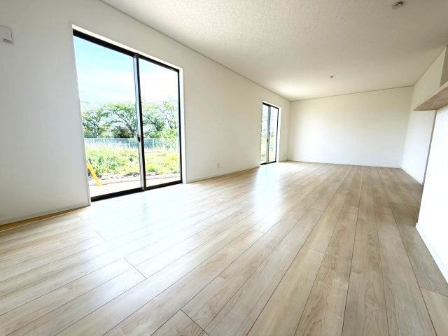 クレイドルガーデン前橋市北代田町第10　 1号棟 (平屋）の居間・リビング|カウンターキッチンなのでお料理をしながら会話もできます。
夕食の支度をしながら、お子様の様子も見られて自然と会話も増えますよ♪
