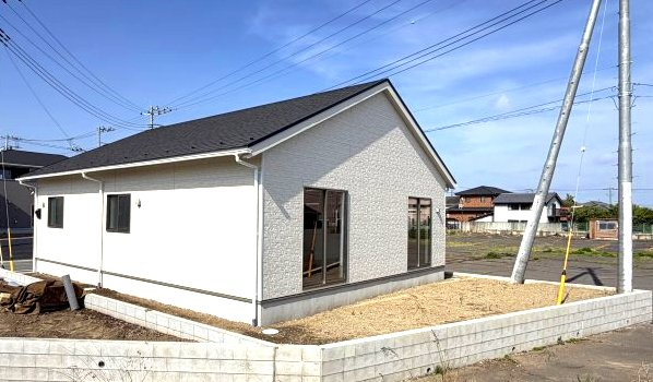 クレイドルガーデン前橋市北代田町第10　 1号棟 (平屋）の外観|北代田町に新築物件が完成しました。人気の平屋物件♪
白を基調とした落ち着いた雰囲気の外観です♪
ご都合に合わせていつでもご見学頂けます♪お気軽にご連絡ください。