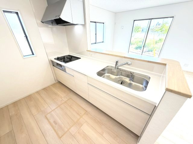 クレイドルガーデン前橋市北代田町第10　 1号棟 (平屋）のキッチン|人気のカウンターキッチン採用です☆
コンロも３口ご用意しています！調理スペースも広くストレスなくお料理できます。
浄水器つきなので美味しいお水も飲めますよ♪
収納も沢山ご用意しています。