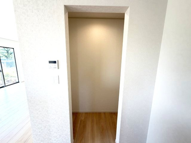 クレイドルガーデン前橋市北代田町第10　 1号棟 (平屋）の収納|キッチン横のパントリー収納です。ストック品や調理器具の収納に重宝しますよ！