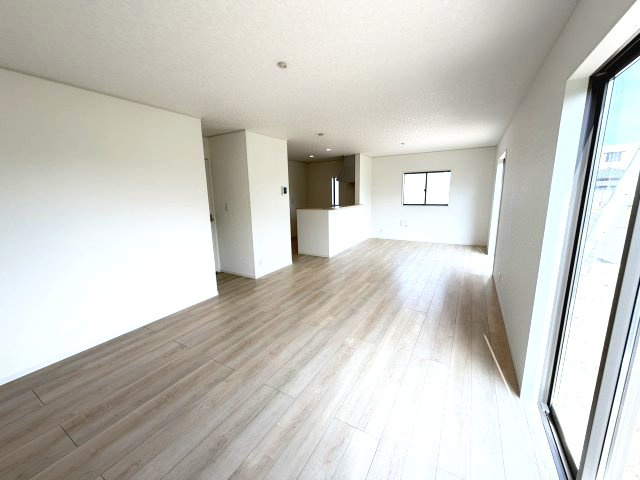 クレイドルガーデン前橋市北代田町第10　 1号棟 (平屋）の居間・リビング|人気の対面式キッチンを配した空間はお好みの家具も合わせやすく、家族がくつろぐ快適な空間造りをサポート。窓からは明るい陽光が差し込みます。