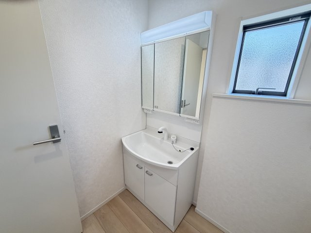 クレイドルガーデン前橋市北代田町第10　 1号棟 (平屋）の独立洗面台|シャワー水栓付き洗面台で朝の身支度もバッチリです！
洗面台には収納スペースもあり洗面室もすっきり片付きますよ！
