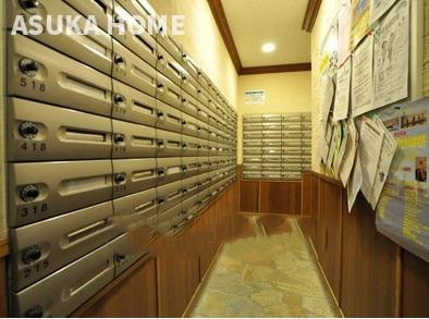 マークスプリングメゾンA棟のその他|エントランス入ると郵便ポストがあります。