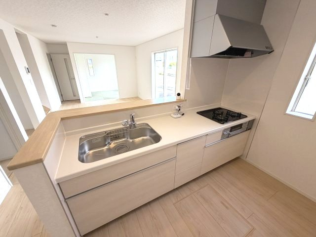 クレイドルガーデン前橋市北代田町第10 　9号棟 のキッチン|人気のカウンターキッチン採用です☆
コンロも３口ご用意しています！調理スペースも広くストレスなくお料理できます。
浄水器つきなので美味しいお水も飲めますよ♪
収納も沢山ご用意しています。