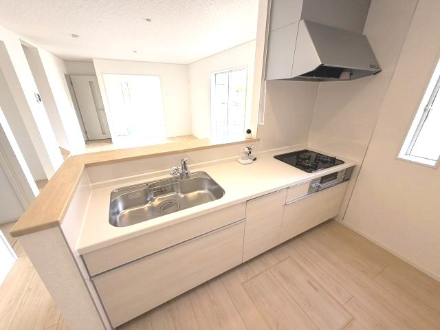 クレイドルガーデン前橋市北代田町第10 　9号棟 のキッチン|人気のカウンターキッチン採用です☆
コンロも３口ご用意しています！調理スペースも広くストレスなくお料理できます。
浄水器つきなので美味しいお水も飲めますよ♪
収納も沢山ご用意しています。
