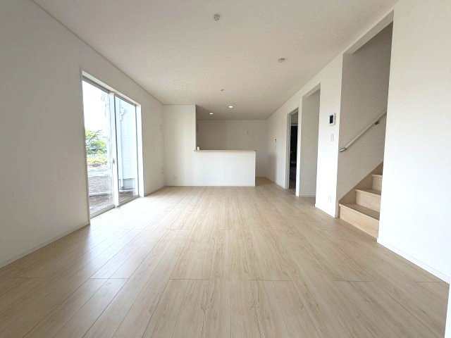 クレイドルガーデン前橋市北代田町第10 　9号棟 の居間・リビング|人気の対面式キッチンを配した空間はお好みの家具も合わせやすく、家族がくつろぐ快適な空間造りをサポート。窓からは明るい陽光が差し込みます。