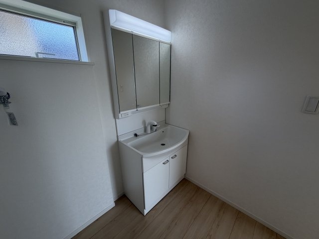 クレイドルガーデン前橋市北代田町第10 　9号棟 の独立洗面台|シャワー水栓付き洗面台で朝の身支度もバッチリです！
洗面台には収納スペースもあり洗面室もすっきり片付きますよ！