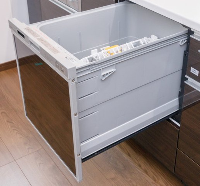 【内観：施工例】 | ライフフィールド岸城町　13号地 | 【食洗機】手に優しく節水もできる食洗機を搭載！食器を一気に丸洗いでき、家事の時短にもつながります。（同仕様の設備）