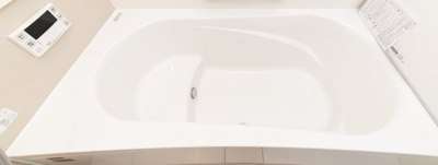 【内観：施工例】 | ライフフィールド岸城町　13号地 | 【システムバス】1日の疲れを癒すゆったりとした一坪サイズのバスルーム！足を伸ばせるバスタブで癒しのひと時をお過ごしください。（同仕様の設備）