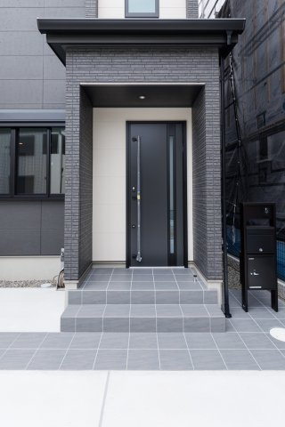 【玄関】 | ライフフィールド岸城町　13号地 | お家の顔である玄関もすっきり美しく仕上がっています。