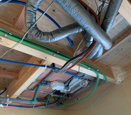 【その他】 | ライフフィールド岸城町　13号地 | 【第1種換気システム】天井裏に設置した熱交換気ユニットやダクトで換気を行うシステム（パナソニック製）。各部屋の天井に吹出しがついています。（同仕様の構造）