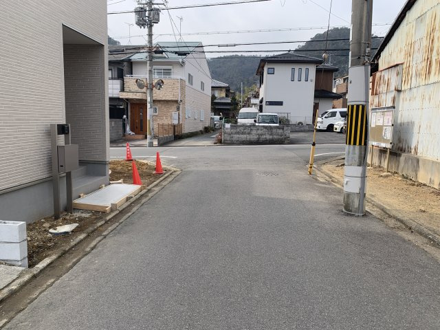 京都市北区鷹峯南鷹峯町　1号棟　新築一戸建の前面道路含む現地写真
