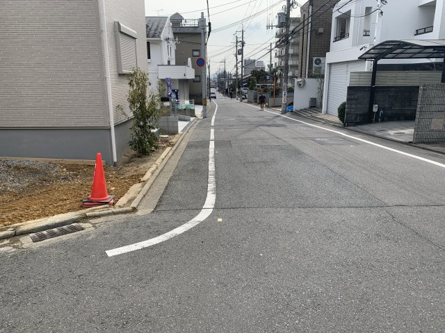 京都市北区鷹峯南鷹峯町　1号棟　新築一戸建の前面道路含む現地写真