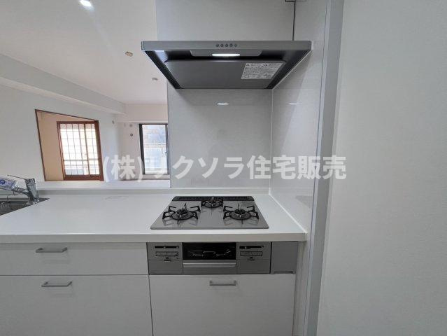 オークヒルズ香里弐番館のキッチン|ビルトイン三口コンロ
■物件内覧・資金計画相談・住宅ローン相談、リフォーム相談、お問合せ受付中■
※当日・翌日のご内覧、ご相談はお電話でのお問合せがスムーズです！