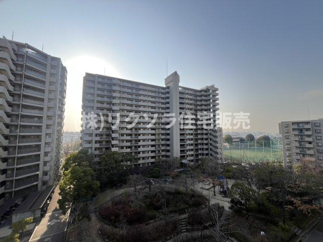 オークヒルズ香里弐番館の展望|角部屋・南向きで陽当り通風良好
■物件内覧・資金計画相談・住宅ローン相談、リフォーム相談、お問合せ受付中■
※当日・翌日のご内覧、ご相談はお電話でのお問合せがスムーズです！