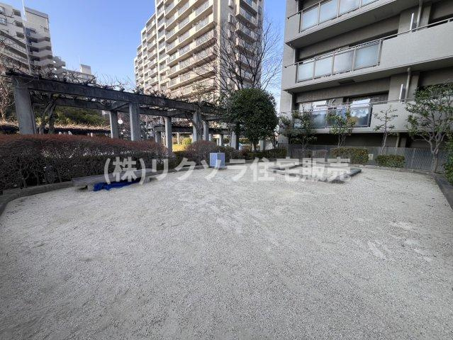 オークヒルズ香里弐番館の現況写真|敷地内公園
■物件内覧・資金計画相談・住宅ローン相談、リフォーム相談、お問合せ受付中■
※当日・翌日のご内覧、ご相談はお電話でのお問合せがスムーズです！