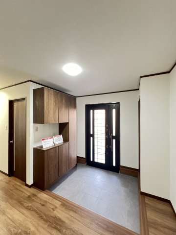 田原本町大字八尾の玄関|内玄関　明るくゆとりがあります。大容量シューズボックス付き