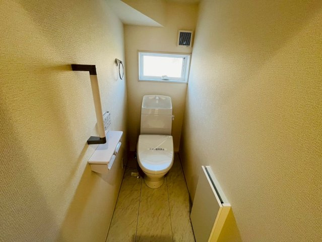 【Livele Garden】　栃木市大平町富田　第１５　全1邸のトイレ|〇トイレ〇
デットスペースをうまく活用した1階トイレ。うれしい手すり＆タオル掛け付き♪
2026年3月撮影