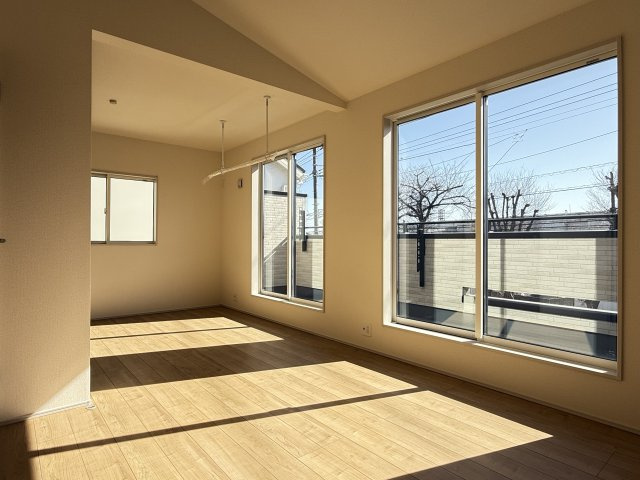 川越市笠幡　新築一戸建て　2号棟の寝室|広くて明るい寝室