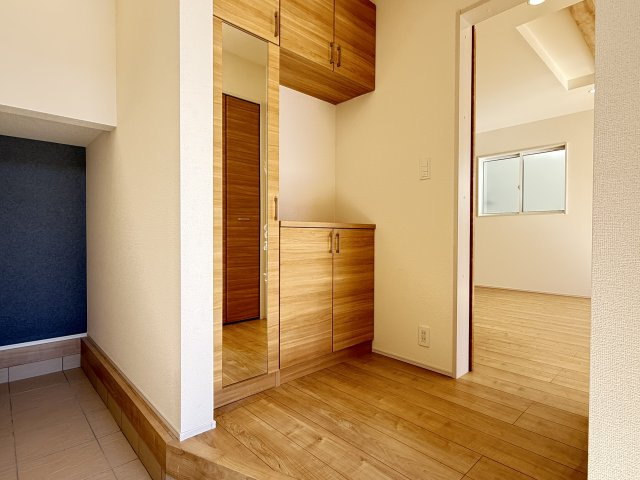 川越市笠幡　新築一戸建て　2号棟の玄関|明るい玄関です