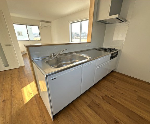 ココテラス一條【キャッシュバック対象物件】のキッチン|同社施工の類似物件の画像です。