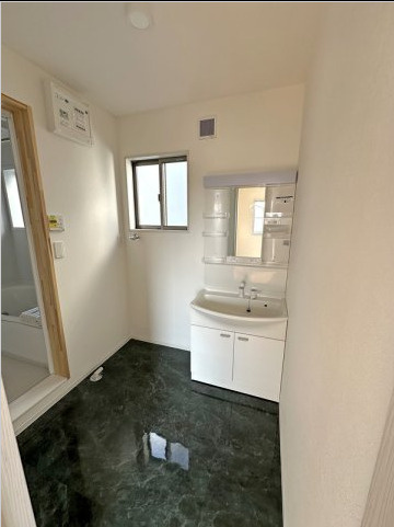 ココテラス一條【キャッシュバック対象物件】の洗面所|同社施工の類似物件の画像です。