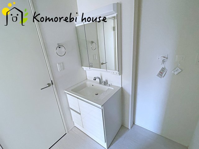 北本市下石戸下　5期　新築一戸建て　グラファーレ　02の独立洗面台|朝の支度にも助かる、独立の洗髪洗面化粧台