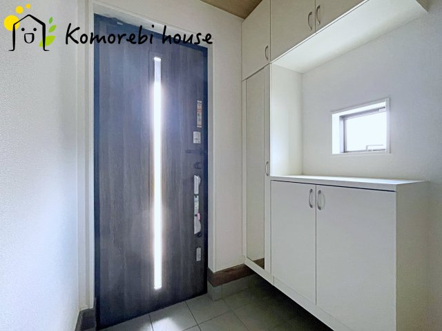 北本市下石戸下　5期　新築一戸建て　グラファーレ　02の玄関|落ち着いた玄関です