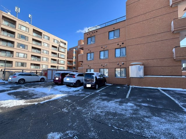 ロイアルヒルズ宮の森の駐車場