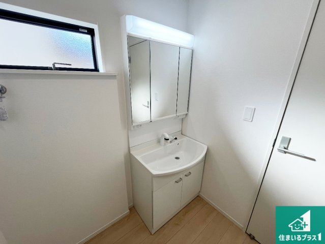 姫路市飾磨区堀川町　第1期　新築一戸建ての独立洗面台|清潔感のある洗面台です。フラットな鏡は掃除がしやすく毎日清潔！鏡裏には収納があるのでスッキリとした洗面台が保てます。