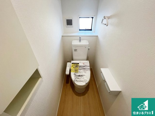 姫路市飾磨区堀川町　第1期　新築一戸建てのトイレ|1・2階の2ヶ所にあるので、朝の忙しい時間の順番待ちもなく、深夜の利用にも大変便利です。