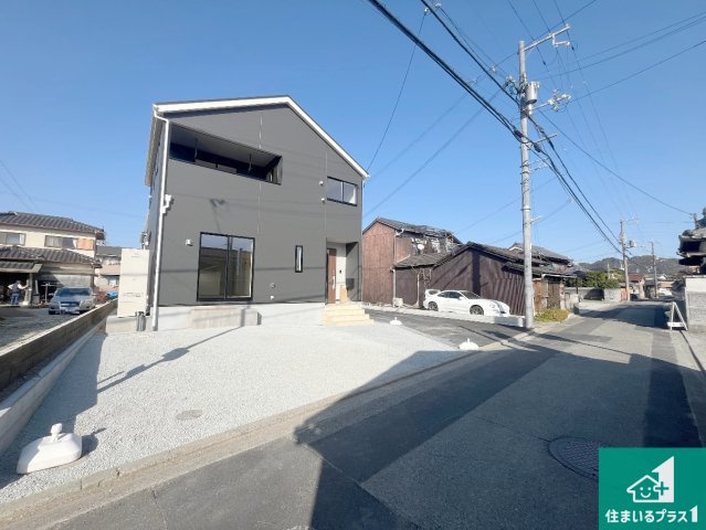 姫路市飾磨区堀川町　第1期　新築一戸建ての前面道路含む現地写真|周辺は閑静な住宅街！前面道路広々で車の出し入れも便利です。駐車が苦手な方でも安心して車庫入れできます！