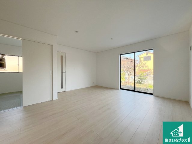 姫路市飾磨区堀川町　第1期　新築一戸建ての居間・リビング|日当たり良好の明るいリビングで朝の目覚めもスッキリできそう！対面キッチンでご家族のコミュニケーションも自然と増える設計！小さなお子様が遊ぶスペースを作っても広々とくつろげるLDK！