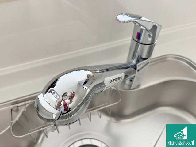 姫路市飾磨区堀川町　第1期　新築一戸建ての設備|浄水器を内蔵！炊飯時、お茶を作る時に安心してお水を使えます！お湯と冷水、浄水と原水、シャワーの切替えもワンタッチです！