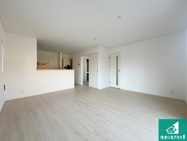 姫路市飾磨区堀川町　第1期　新築一戸建ての居間・リビング|シンプルなリビングは、観葉植物等のインテリアを楽しめますね！パパ好みにも、ママ好みにも家具次第で雰囲気を変えることができます！