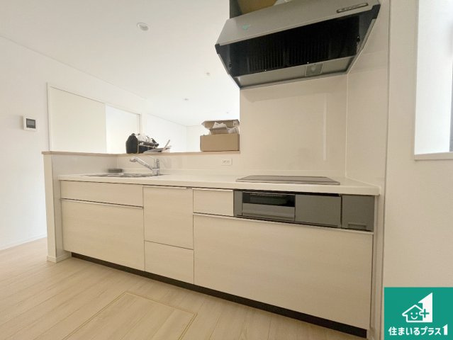 姫路市飾磨区堀川町　第1期　新築一戸建てのキッチン|明るいリビングで朝の目覚めもスッキリできそう！対面キッチンでご家族のコミュニケーションも自然と増える設計！小さなお子様が遊ぶスペースを作っても広々とくつろげるLDK！