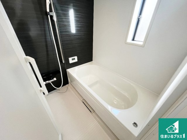 姫路市飾磨区堀川町　第1期　新築一戸建ての浴室|足をゆったり伸ばして寛げる浴槽です。窓が設けられていますので差し込む光が明るく穏やかな雰囲気にしてくれます♪浴室乾燥機も設置しているので、雨の日の洗濯物も安心です♪