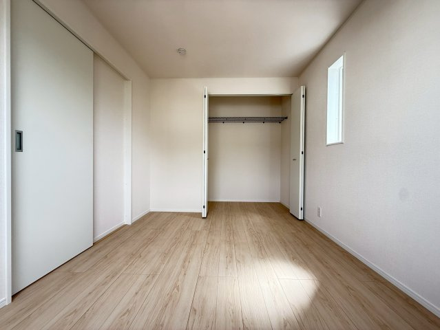 新築戸建　富士市増川　第3　全5棟　2号棟の洋室|2階北側洋室6帖　落ち着いた色調の洋室です